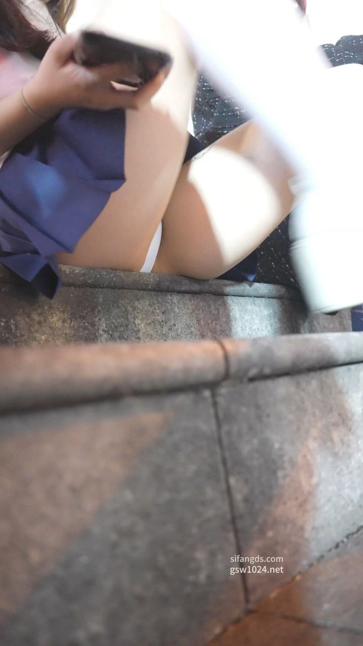 图片[8]-又抄底到极品了！喜欢穿jk制服的小姐姐过膝白丝，坐在台阶上被抄底 白色内内-赤赤哗热瓜黑料中心
