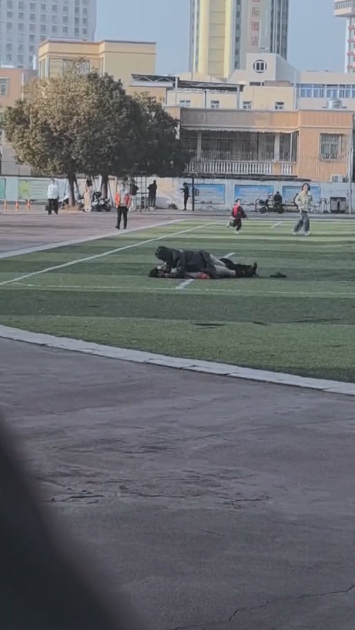 图片[7]-学校操场 大白天在草坪上就脱裤子开干 现在的大学生胆子是真大 旁边那么多人 一点-赤赤哗热瓜黑料中心
