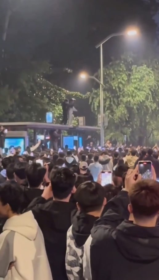 图片[8]-济南解放阁的瓜 深夜鬼火少年聚集解放阁 飙车放烟花并与警察保安发生冲突 引来大量-赤赤哗热瓜黑料中心