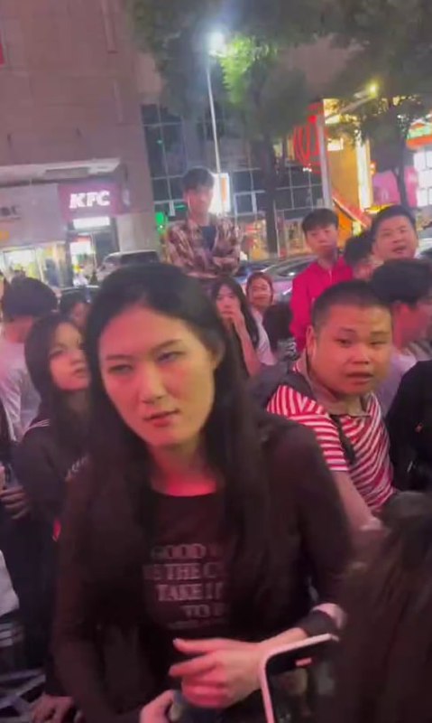 长沙解放西人妖的瓜 疑似感情纠纷大闹街头 追逐狂飙 警察来了才能制服-赤赤哗热瓜黑料中心