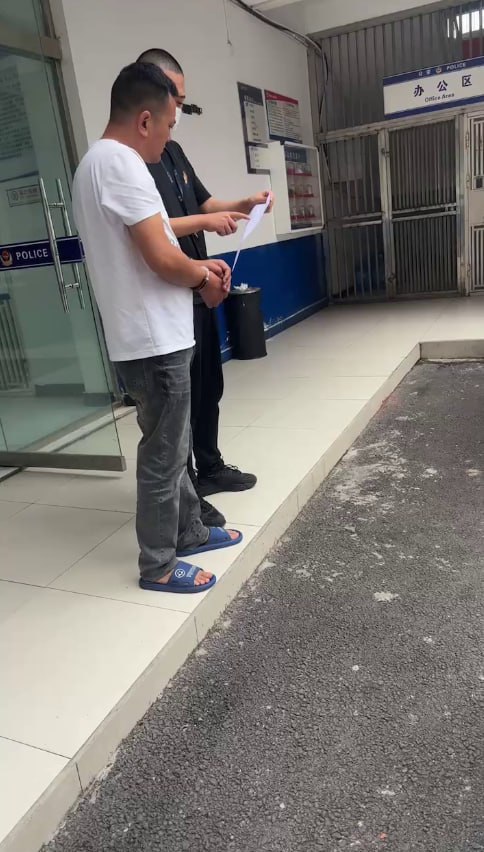 图片[13]-四川乐山 装逼男开宝马7系 醉酒深夜搭讪扬言要睡女主播 结果没人鸟他一气之下开车-赤赤哗热瓜黑料中心