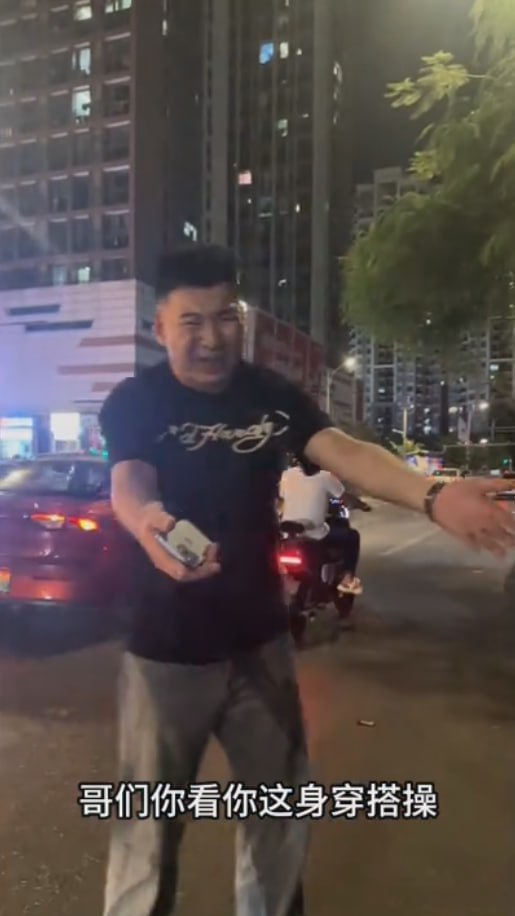 图片[8]-全网热搜 ”你这一身衣服值50块钱吗“ 男子开老款CC 路怒美式拦截特斯拉 被出-赤赤哗热瓜黑料中心