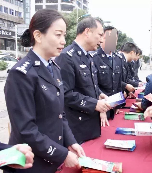 胆子太大了！湖北省宜昌市公安局女局长李沪瑛 上厕所被偷拍尿尿视频 真是太岁爷头上-赤赤哗热瓜黑料中心