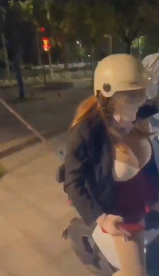 图片[9]-这是哪位网友 打扮成女的去女厕所偷拍被抓住 你弄个小奶子不行 你弄这么大奶子一眼-赤赤哗热瓜黑料中心
