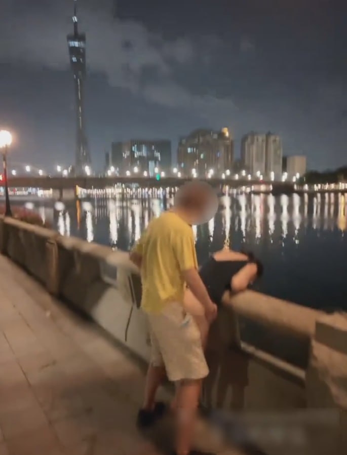 绿帽界天花板 宇宙的琴弦 广州地标小蛮腰下面 让同学操自己的老婆 自己则在一旁拍-赤赤哗热瓜黑料中心