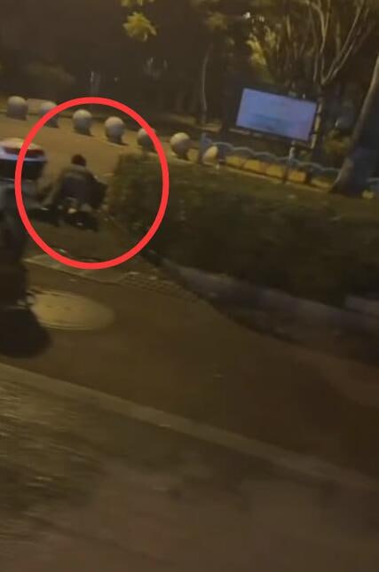 图片[7]-月黑风高 马路旁边直接开搞 人来人往 这俩人犹如无人之境-赤赤哗热瓜黑料中心