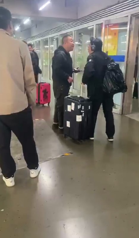 图片[7]-全网疯求！小伙对骂没骂过对方 怒血攻心 一气之下直接倒地身亡 现在拉起围栏-赤赤哗热瓜黑料中心