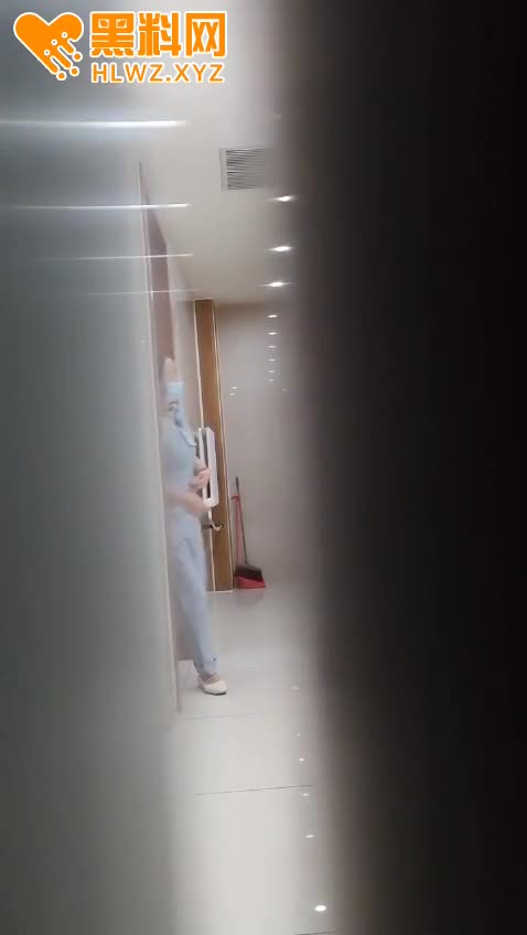 图片[10]-重口预警！最牛B的厕拍大神 徒手伸到屁股下面接屎 真够炸裂的-赤赤哗热瓜黑料中心