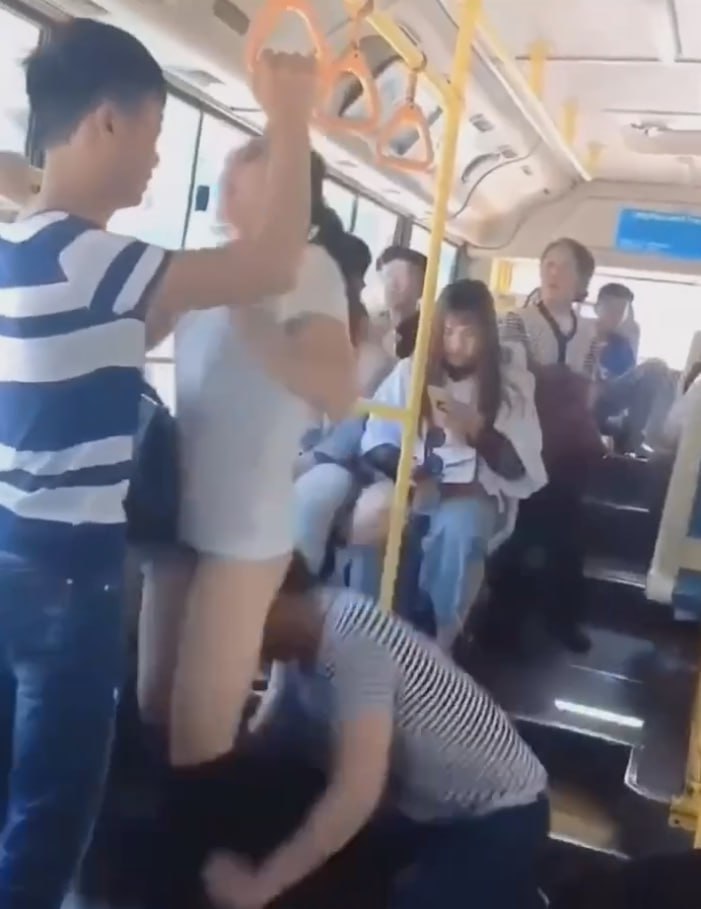 图片[7]-哥们你这装的有点太明显了 这么丝滑就给人家妹子把裙子扒了 一头扎裤裆里不出来了-赤赤哗热瓜黑料中心