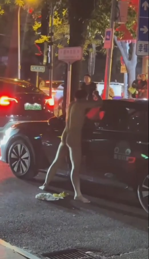 图片[8]-太炸裂了！北京朝阳区春秀路 一全身赤裸的男子在大马路上操汽车 边操边哭-赤赤哗热瓜黑料中心