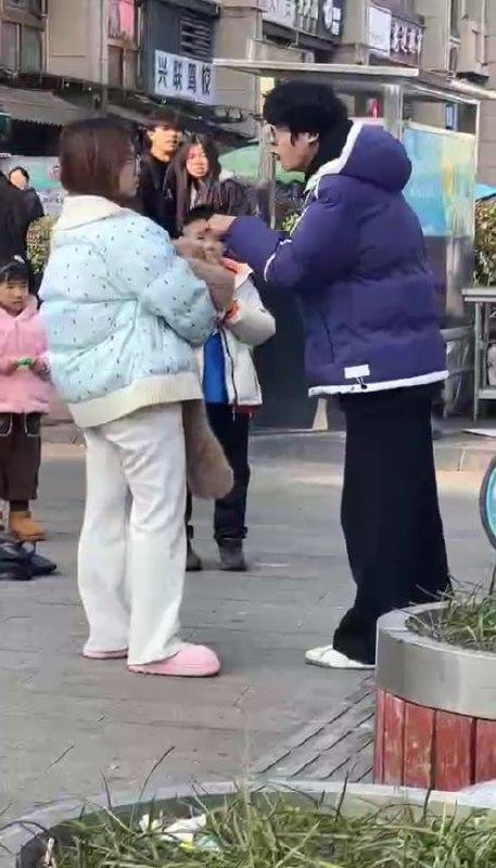 图片[9]-热瓜！成都文理学院一年一度纯爱战士节目再次上演 这次是软饭家暴男求和好不成 跑到-赤赤哗热瓜黑料中心