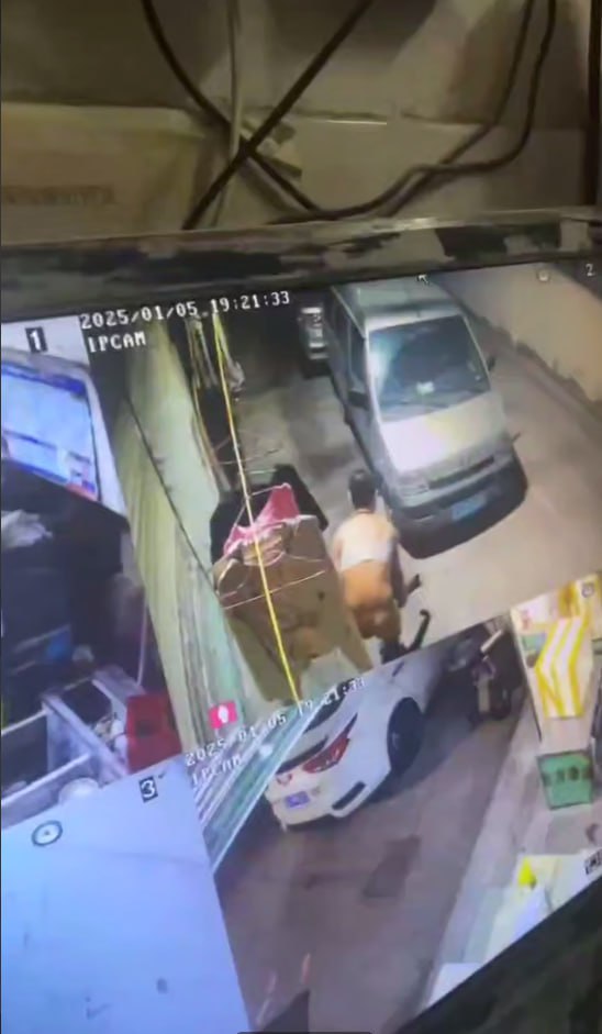 河南某地 猥琐变态老头 偷女人内衣内裤穿自己身上 被监控拍下全过程 真会玩-赤赤哗热瓜黑料中心