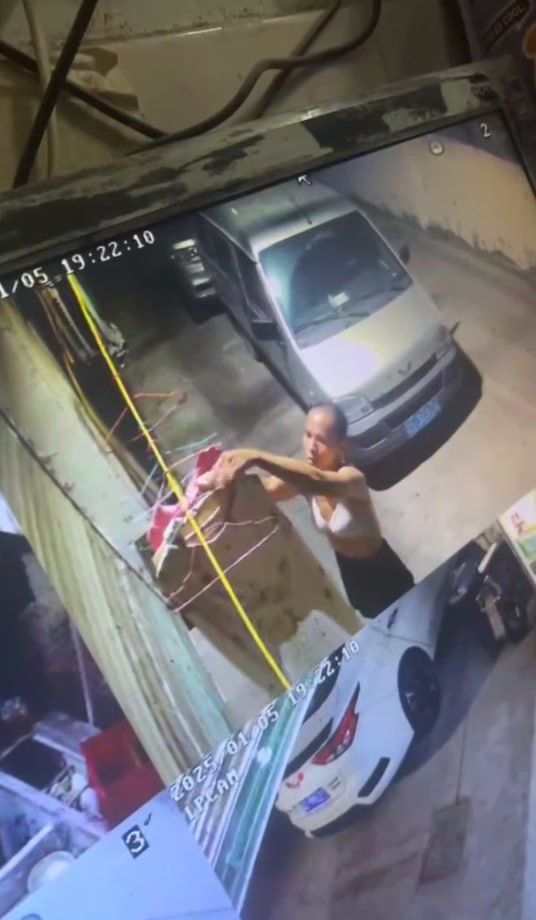 图片[8]-河南某地 猥琐变态老头 偷女人内衣内裤穿自己身上 被监控拍下全过程 真会玩-赤赤哗热瓜黑料中心