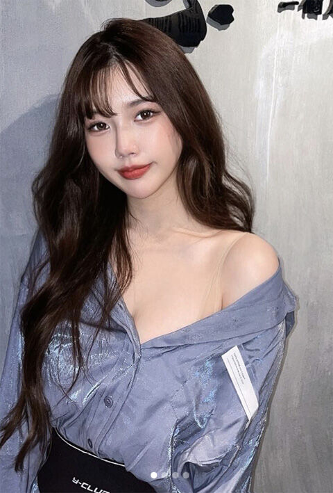 超高颜值美女博主与金主开房曝光，主动配合深喉口交，骑乘做爱时大奶子垂下摆动。这主-赤赤哗热瓜黑料中心