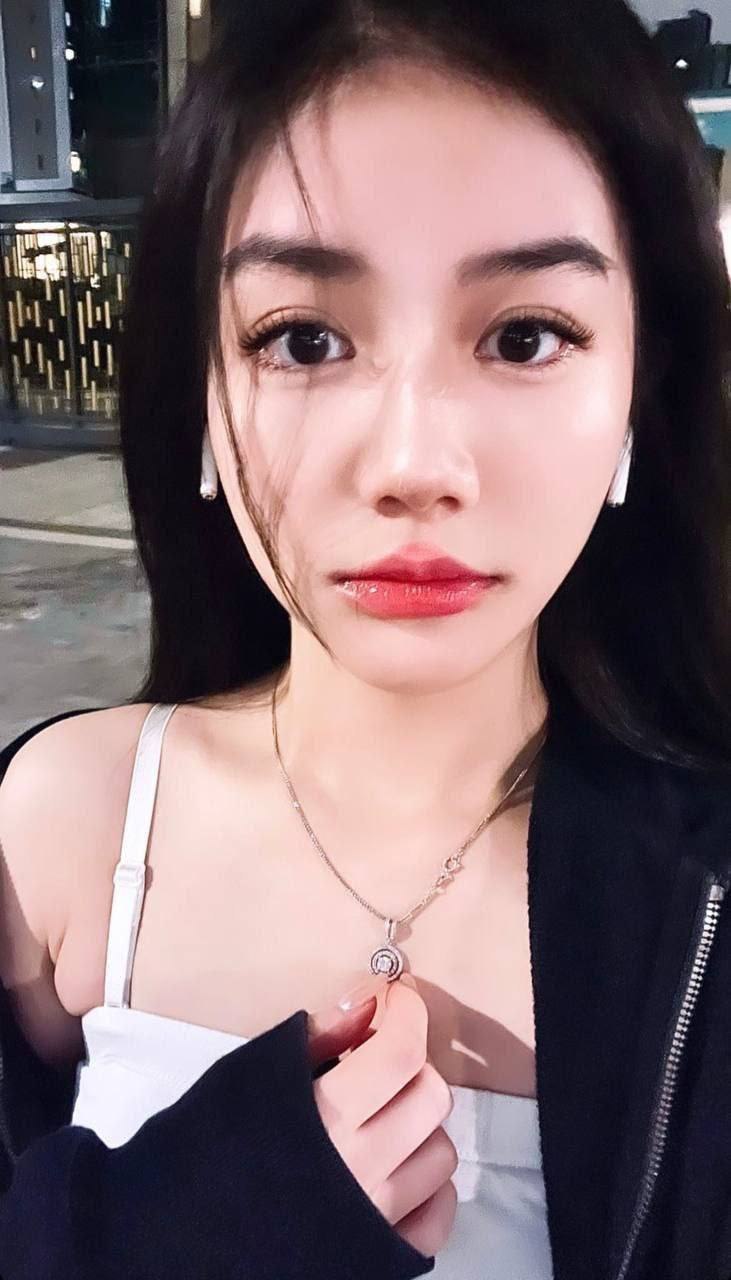 #白虎 #口交 #美女 高颜值美女温柔舌舔蛋蛋，滋润龟头，深喉口交；骑乘做爱，臀-赤赤哗热瓜黑料中心