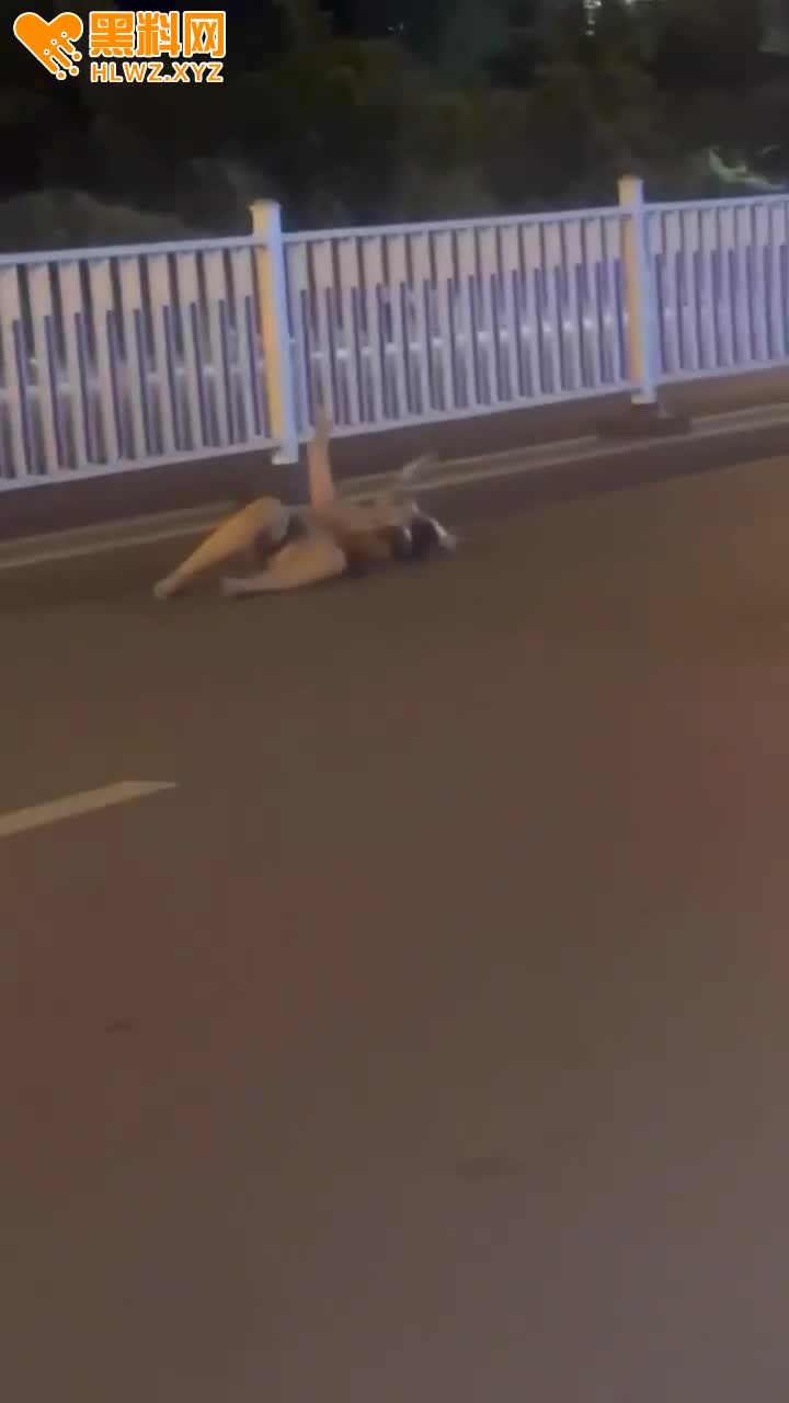 图片[11]-抖音红人柬埔寨公主深夜磕药磕药失控 全裸浪荡街头追车 深夜马路疯狂裸奔吓傻过路车-赤赤哗热瓜黑料中心