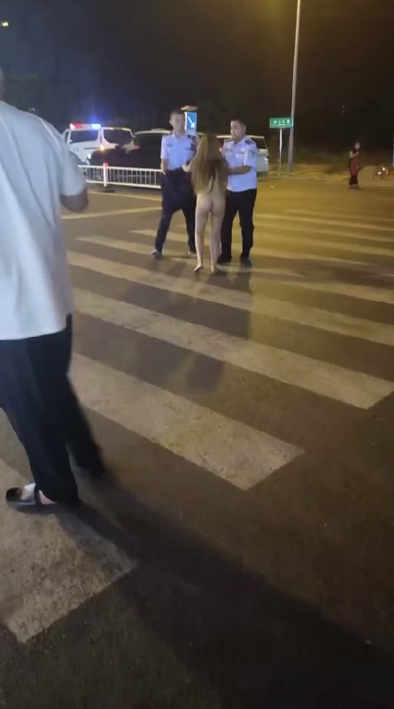 图片[9]-抖音红人柬埔寨公主深夜磕药磕药失控 全裸浪荡街头追车 深夜马路疯狂裸奔吓傻过路车-赤赤哗热瓜黑料中心