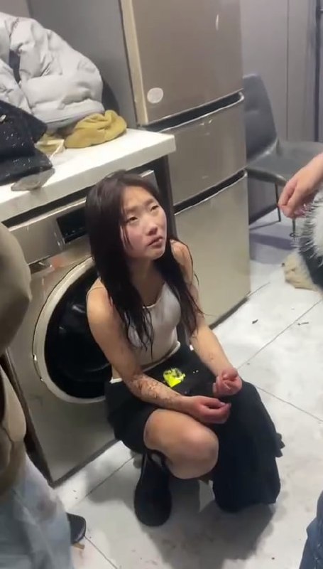 图片[7]-贫乳嫩妹 在宾馆被一群精神小妹 围殴霸凌 竟然扒光了全裸鞭打 还被逼打开双腿羞辱-赤赤哗热瓜黑料中心