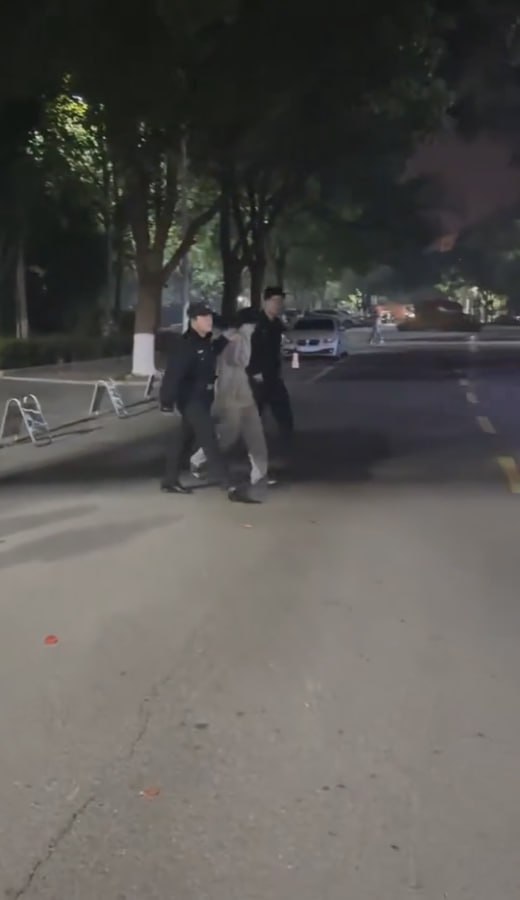 图片[8]-长沙师范大学的瓜 男子潜入男寝偷拍男大学生洗澡 偷拍玩发给自己女朋友看 称为了完-赤赤哗热瓜黑料中心