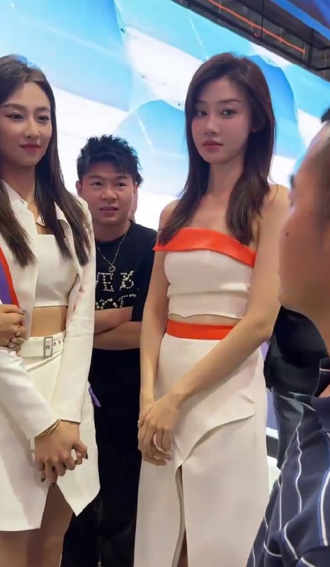 图片[7]-车展条纹哥的眼神第一次不坚定了 两个美女不知道该怎么选择-赤赤哗热瓜黑料中心