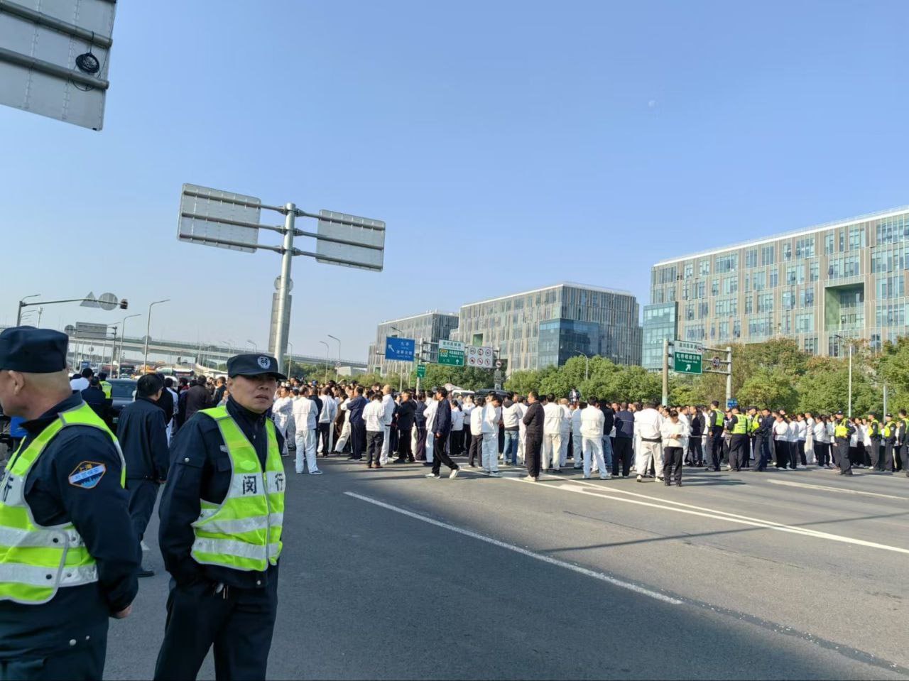 图片[7]-上海沪松公路 七宝国利集团员工为了讨要工资 组织百余人把整条路都堵住了 警察来了-赤赤哗热瓜黑料中心