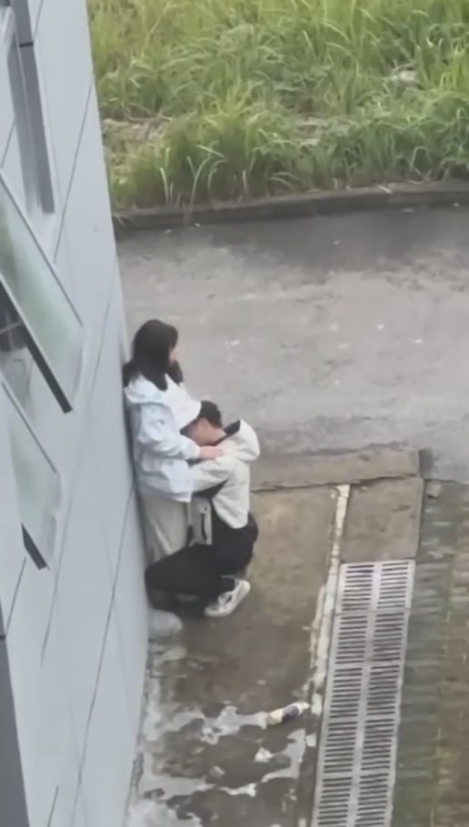 图片[7]-连云港市新海初级中学 小情侣教学楼后偷情 男的直接把头伸进衣服里面吸奶 给拍摄者-赤赤哗热瓜黑料中心