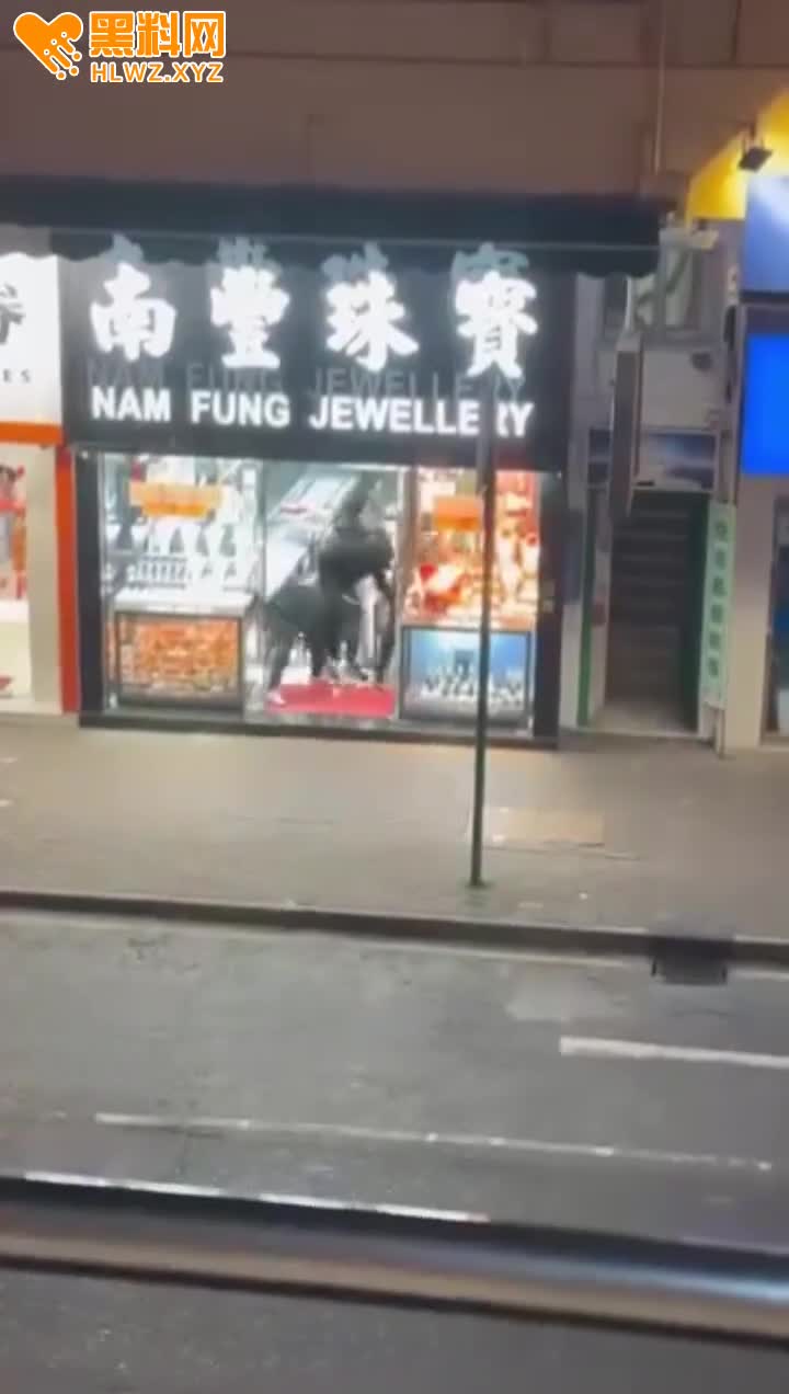 图片[9]-抢劫珠宝店过个好年！香港新丰路 南豊珠宝店遭4名蒙面劫匪 洗劫一空 这是在拍电影-赤赤哗热瓜黑料中心