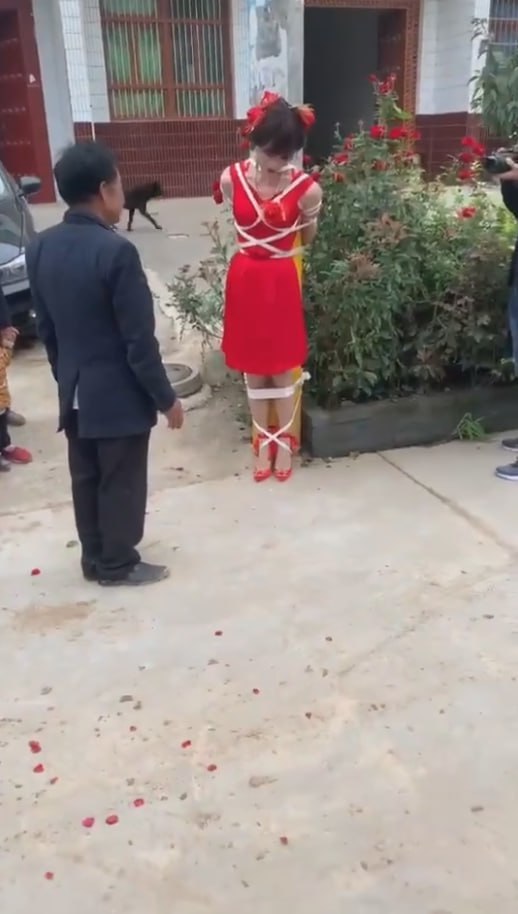 这哪里的风俗？ 结婚前新娘先让老公公摸逼摸奶扇耳光 还要拍摄记录下来 属实有点炸-赤赤哗热瓜黑料中心