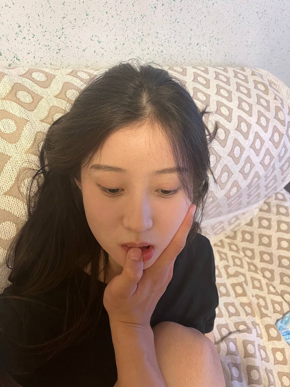 乖巧女大学生被调教成小母狗，配合男友做各种姿势露出小穴，忍不住拍打白嫩臀部！与日-赤赤哗热瓜黑料中心