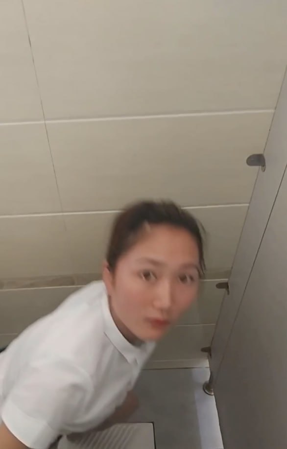 图片[8]-终究是外卖小哥承受了所有 男子女厕偷拍被发现 跑出去站在门口等这个女的 反手就是-赤赤哗热瓜黑料中心