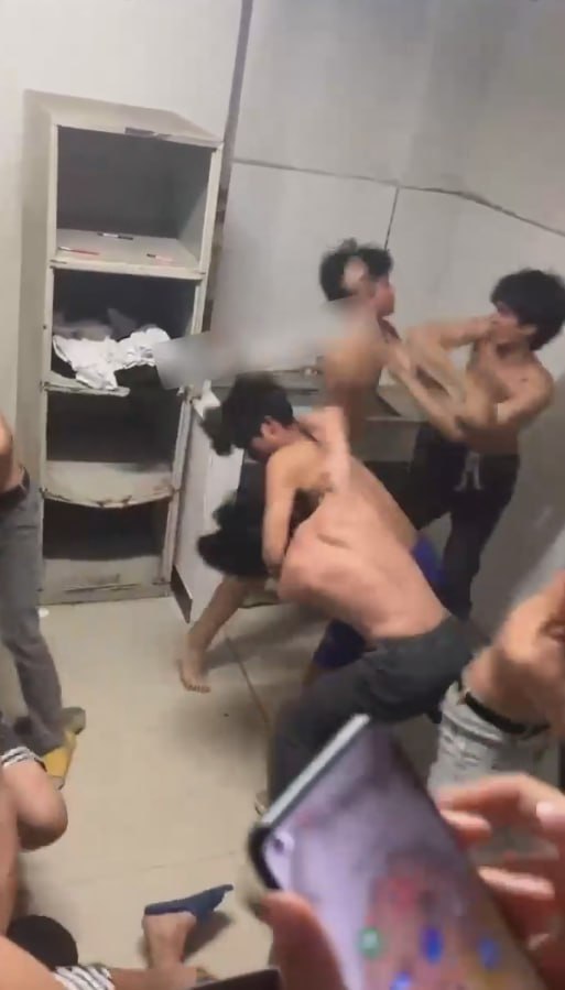 图片[7]-职业学校 精神小伙大混战 完全分不清谁和谁是一伙的 战况可以说相当的混乱-赤赤哗热瓜黑料中心