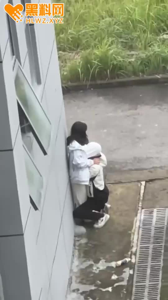 图片[10]-连云港市新海初级中学 小情侣教学楼后偷情 男的直接把头伸进衣服里面吸奶 给拍摄者-赤赤哗热瓜黑料中心