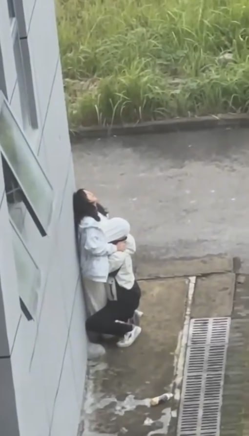 图片[9]-连云港市新海初级中学 小情侣教学楼后偷情 男的直接把头伸进衣服里面吸奶 给拍摄者-赤赤哗热瓜黑料中心