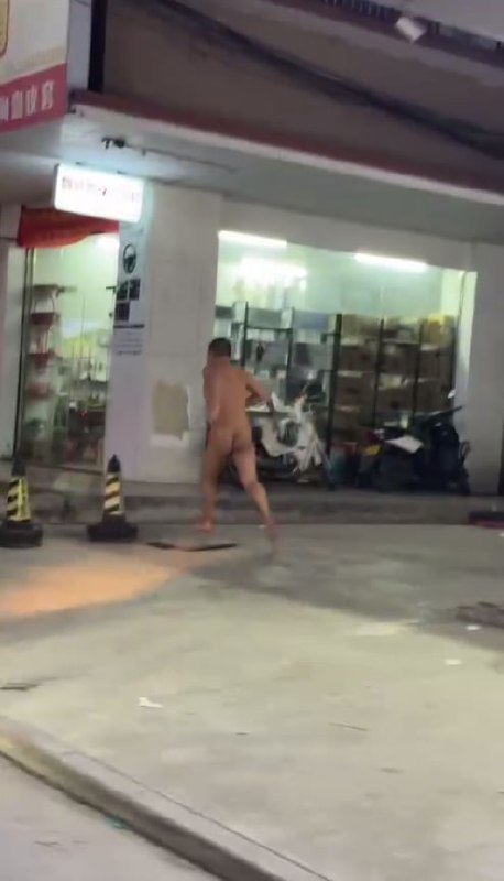 广东揭阳惊现裸男大街上裸奔 疑似主人的任务 这大冷天的不会感冒吗-赤赤哗热瓜黑料中心