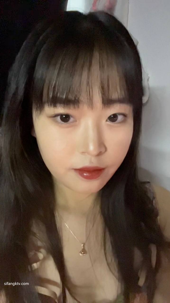 黑丝反差婊女学生与男友做爱曝光，跪地、蒙眼深喉口交，被使劲后入怼臀部，穿各种情趣-赤赤哗热瓜黑料中心