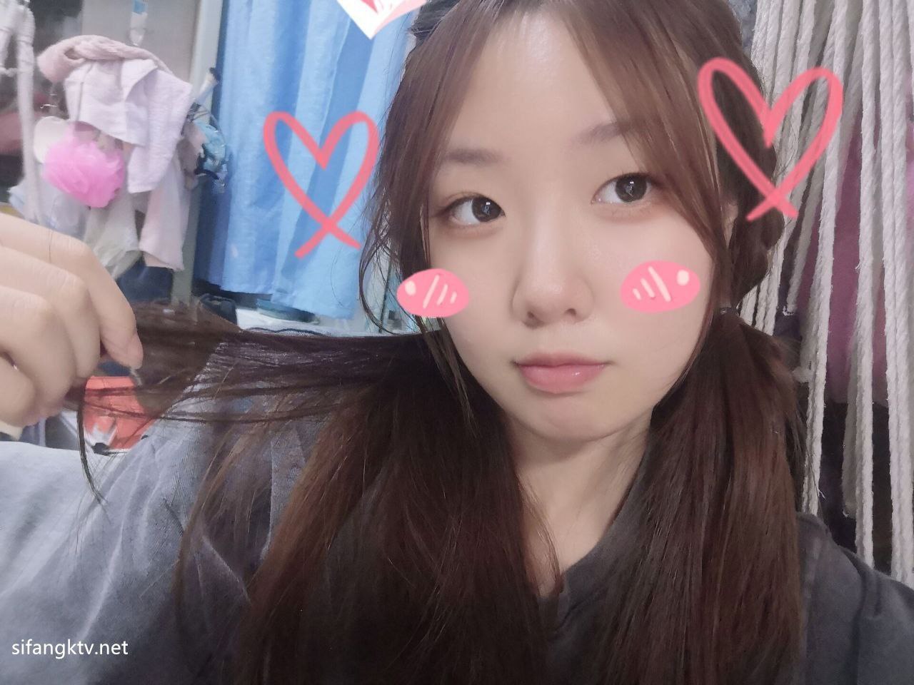 #反差 #口交 #母狗 反差婊女大学生与男友做爱视频曝光。对着镜头揉捏自己的B杯-赤赤哗热瓜黑料中心