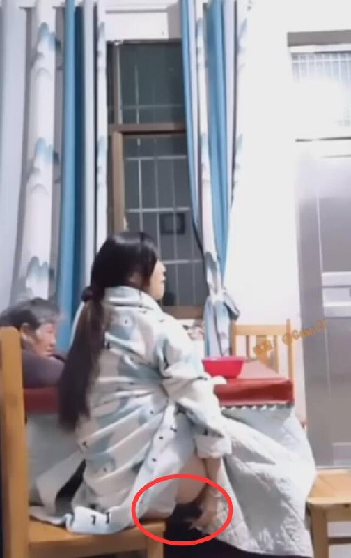 主人的任务 反差母狗与奶奶一起看电视 拿着快乐神器在桌下自慰 太贱了-赤赤哗热瓜黑料中心