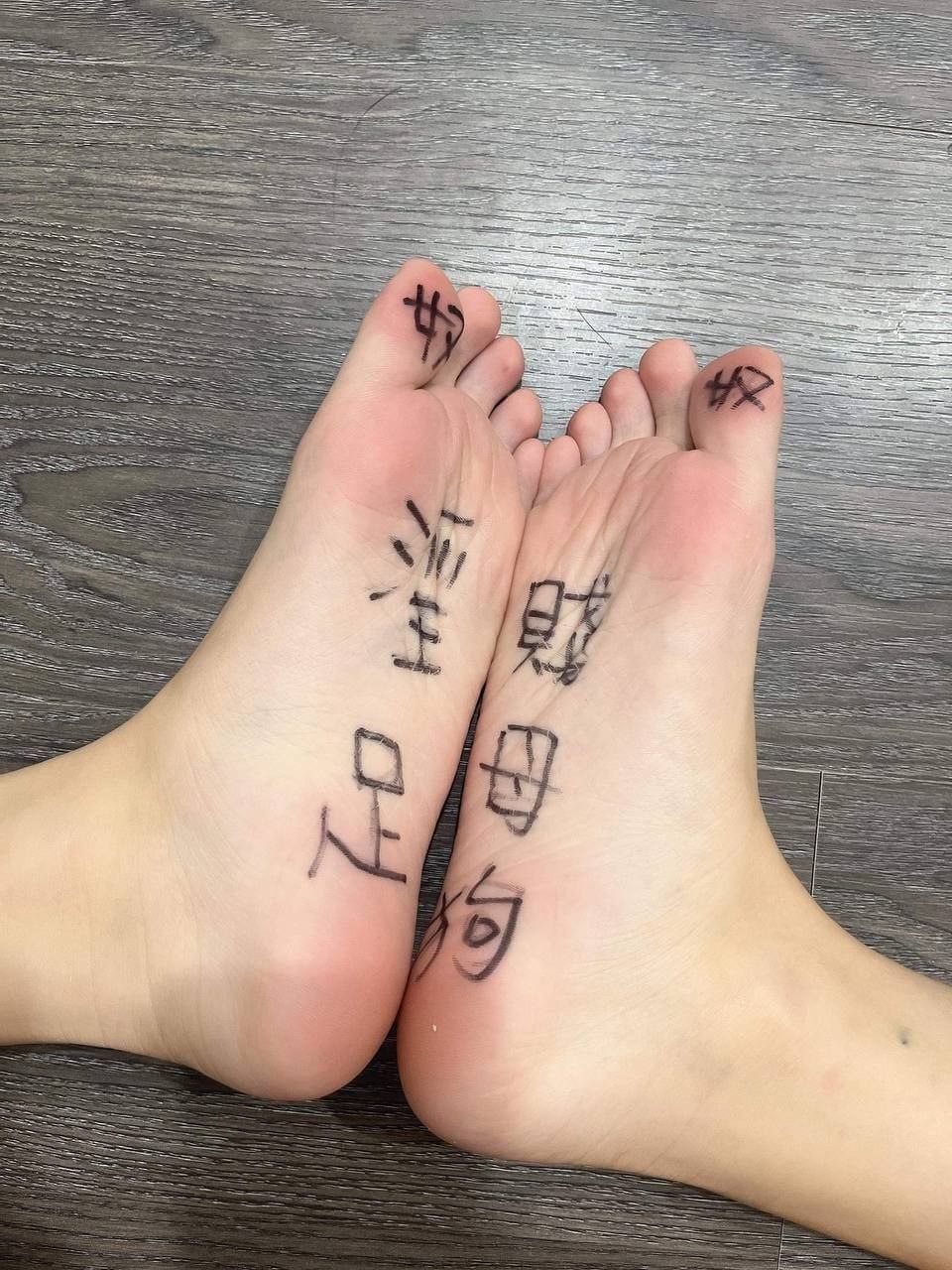 图片[9]-高颜值嫩妹竟然酷爱舔自己的脚 下跪磕头求主人惩罚 真是太反差了 这样听话的小母狗-赤赤哗热瓜黑料中心