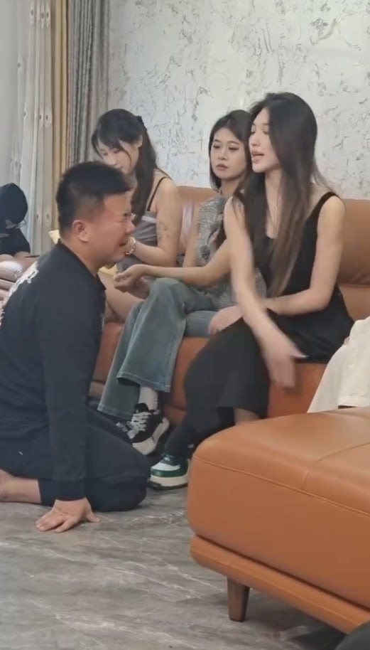 这年头钱难挣 屎难吃 小伙拍片赚点生活费 没想到被狂扇几十个大比兜-赤赤哗热瓜黑料中心