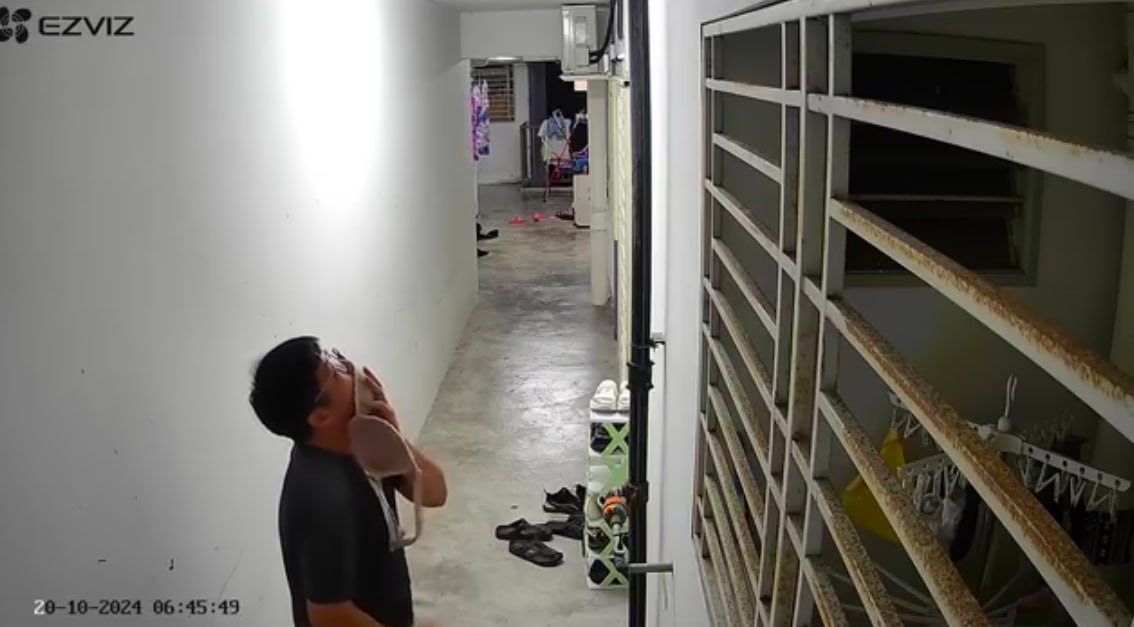 图片[8]-内衣大盗再现江湖 对着偷来的奶罩就是一顿猛啃 一边撸管 看来是真的饿了-赤赤哗热瓜黑料中心