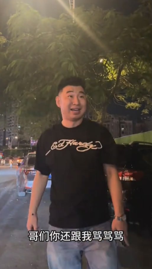 全网热搜 ”你这一身衣服值50块钱吗“ 男子开老款CC 路怒美式拦截特斯拉 被出-赤赤哗热瓜黑料中心