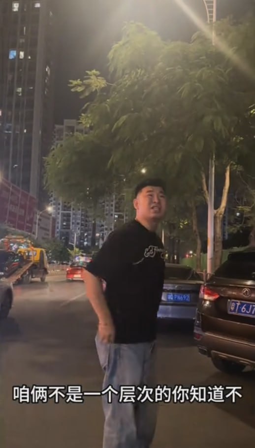 图片[9]-全网热搜 ”你这一身衣服值50块钱吗“ 男子开老款CC 路怒美式拦截特斯拉 被出-赤赤哗热瓜黑料中心