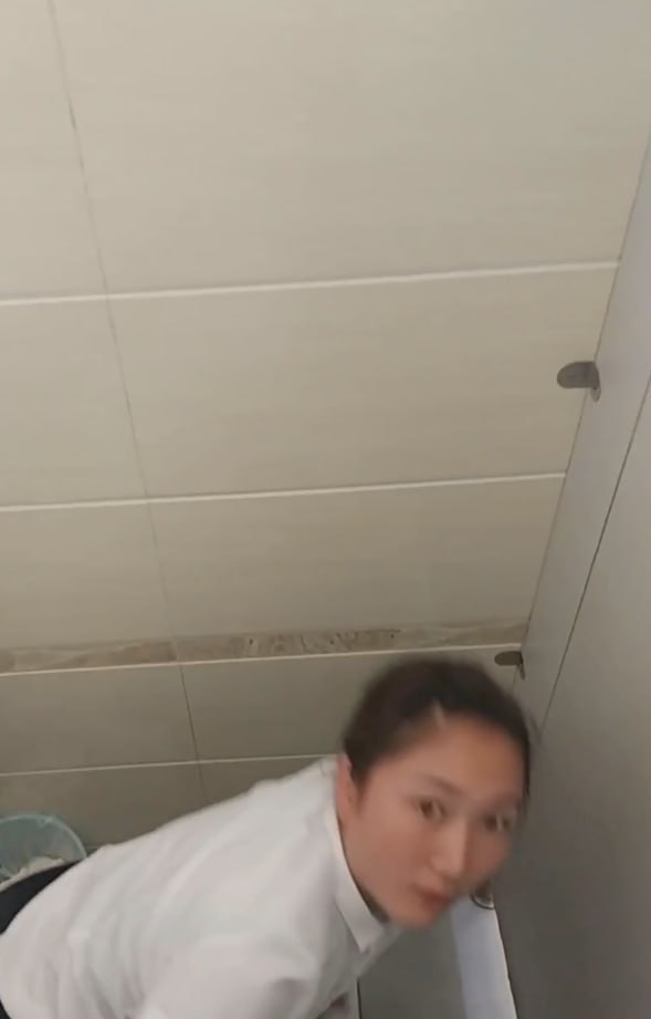终究是外卖小哥承受了所有 男子女厕偷拍被发现 跑出去站在门口等这个女的 反手就是-赤赤哗热瓜黑料中心