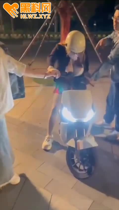 图片[10]-这是哪位网友 打扮成女的去女厕所偷拍被抓住 你弄个小奶子不行 你弄这么大奶子一眼-赤赤哗热瓜黑料中心