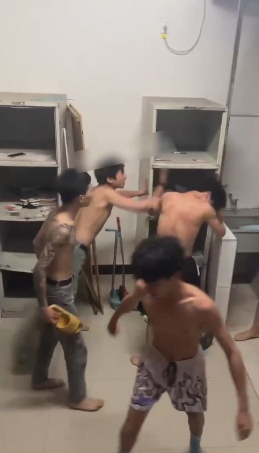 图片[8]-职业学校 精神小伙大混战 完全分不清谁和谁是一伙的 战况可以说相当的混乱-赤赤哗热瓜黑料中心