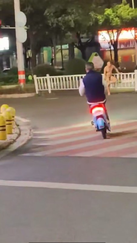 图片[8]-广东揭阳惊现裸男大街上裸奔 疑似主人的任务 这大冷天的不会感冒吗-赤赤哗热瓜黑料中心