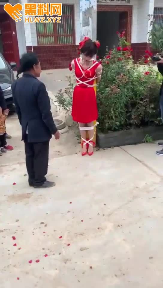 图片[10]-这哪里的风俗？ 结婚前新娘先让老公公摸逼摸奶扇耳光 还要拍摄记录下来 属实有点炸-赤赤哗热瓜黑料中心