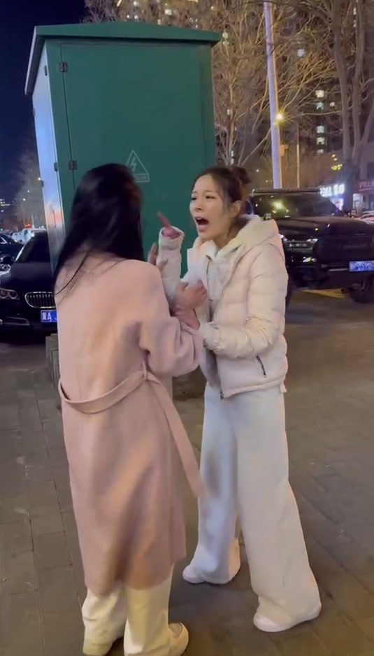 图片[7]-河北保定原配街斗大战小三 有老公有小孩还勾引年轻小伙 被小伙女朋友大街上暴揍扇耳-赤赤哗热瓜黑料中心