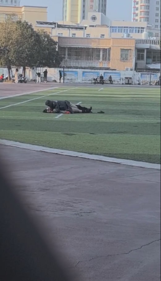 图片[8]-学校操场 大白天在草坪上就脱裤子开干 现在的大学生胆子是真大 旁边那么多人 一点-赤赤哗热瓜黑料中心