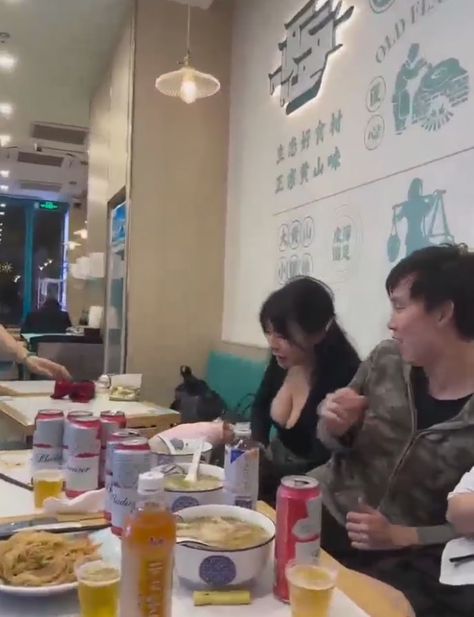 图片[8]-女人打架系列又来了 这次是两个巨乳嫩妹对打 黑衣服巨乳妹被打爆头-赤赤哗热瓜黑料中心